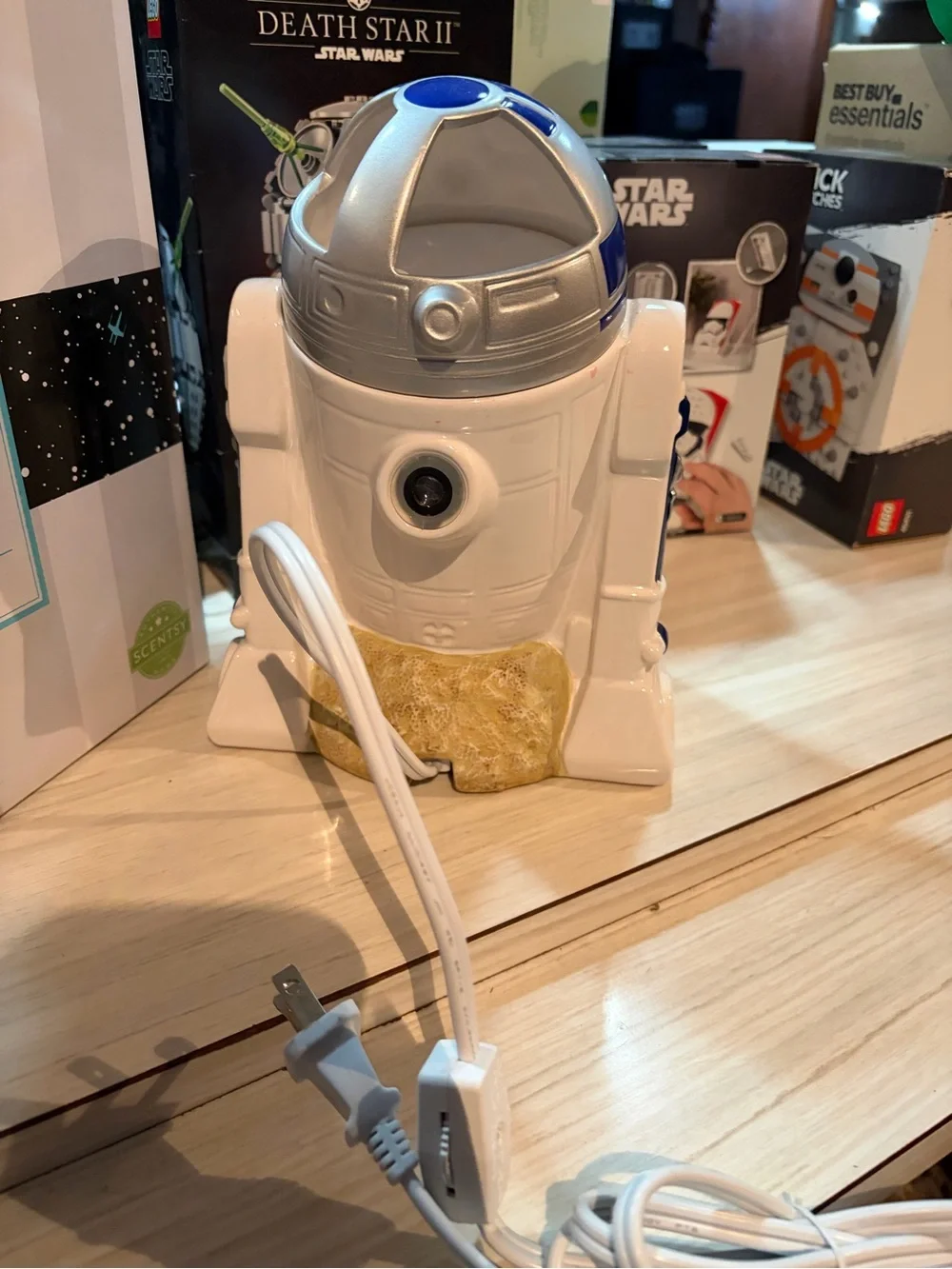 Scentsy Star Wars R2-D2 Warmer White and Blue